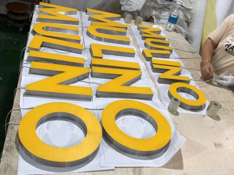 Lettres boîtiers en cours de fabrication dans l’atelier ALFA Signage en Inde