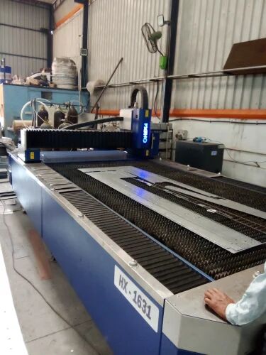 CNC-Laserschneidanlage in der Werkstatt von ALFA Signage in Indien