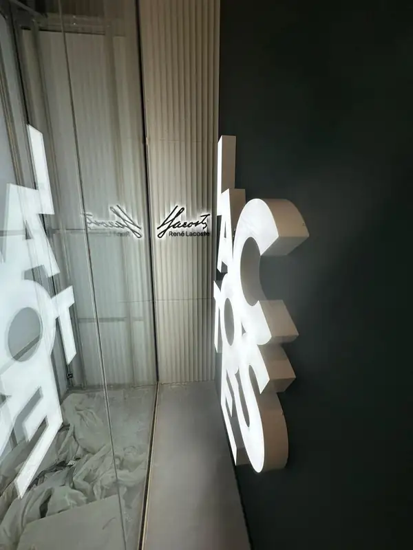 Face-lit built-up letters from the side, showing the returns, fashion retail, Europe